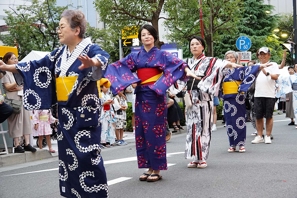 森澤区長が盆踊りで踊っている写真