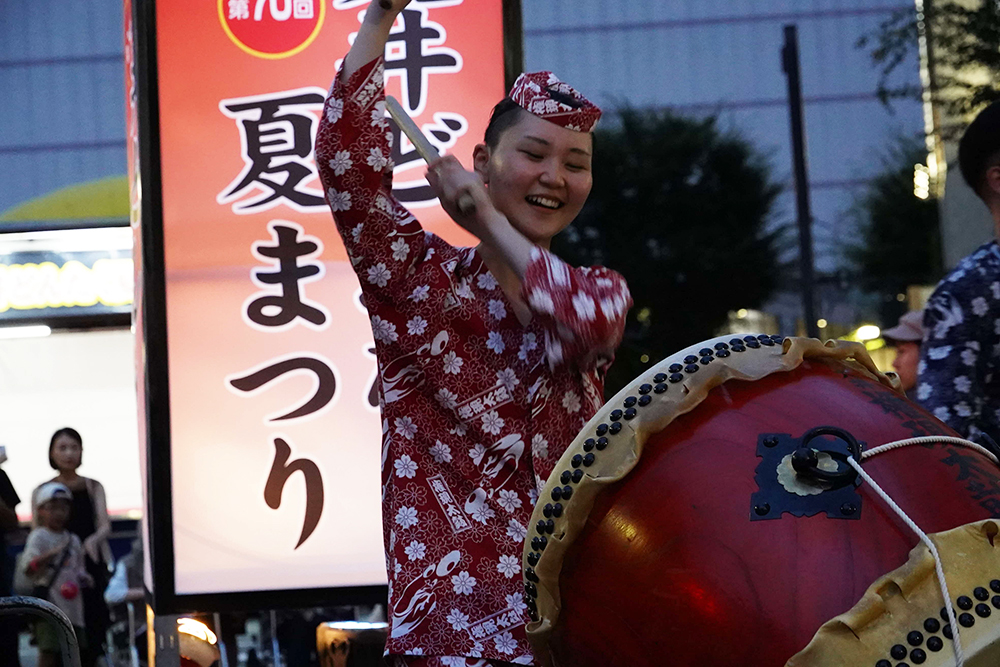 太鼓をたたいている女性の写真