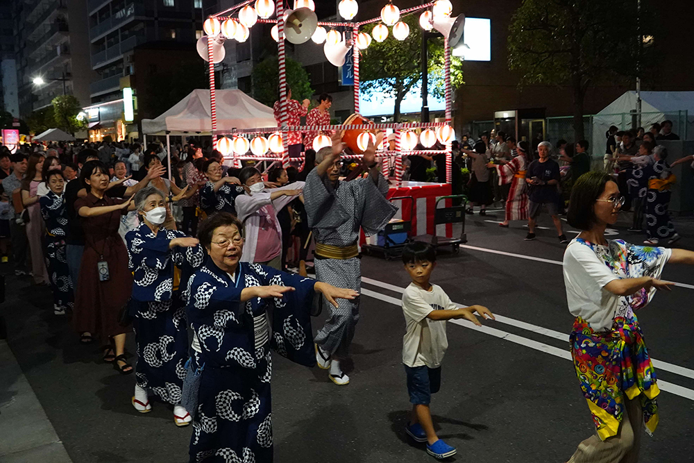 歩きながら踊っている写真