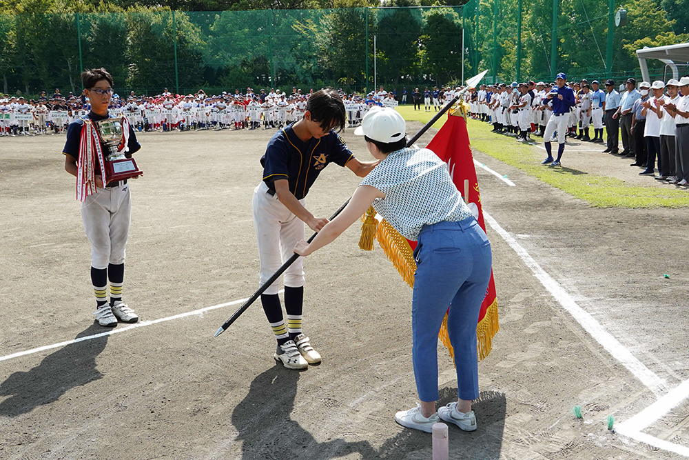 森澤区長が優勝旗を受け取っている写真