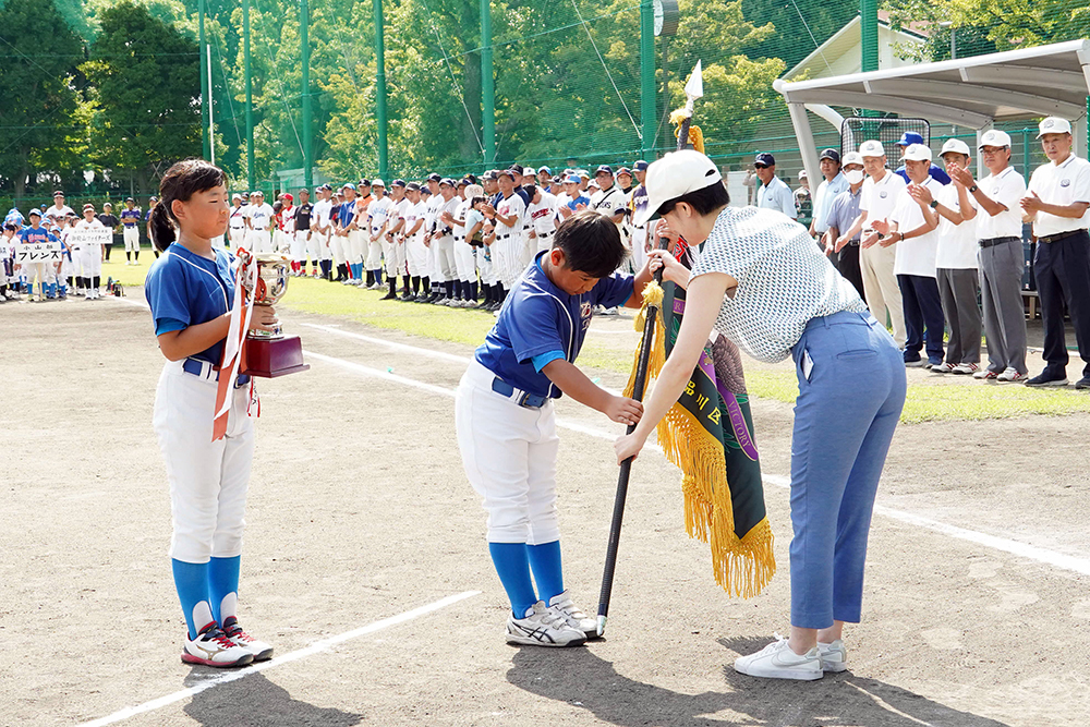 森澤区長から優勝旗を受け取っている写真