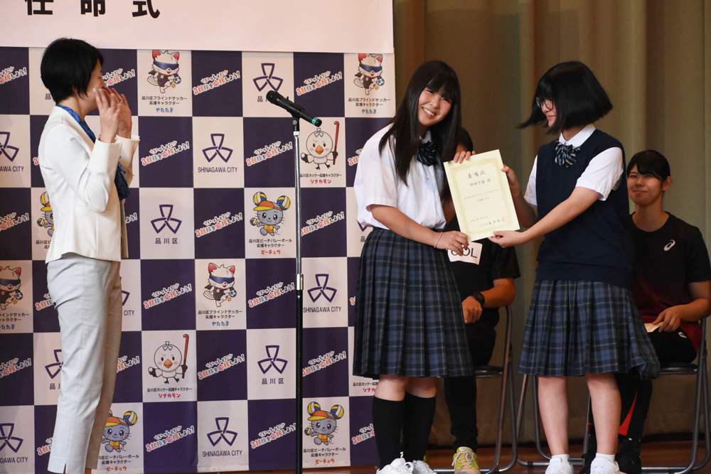 明晴学園の生徒会が任命書をもらっている様子の写真