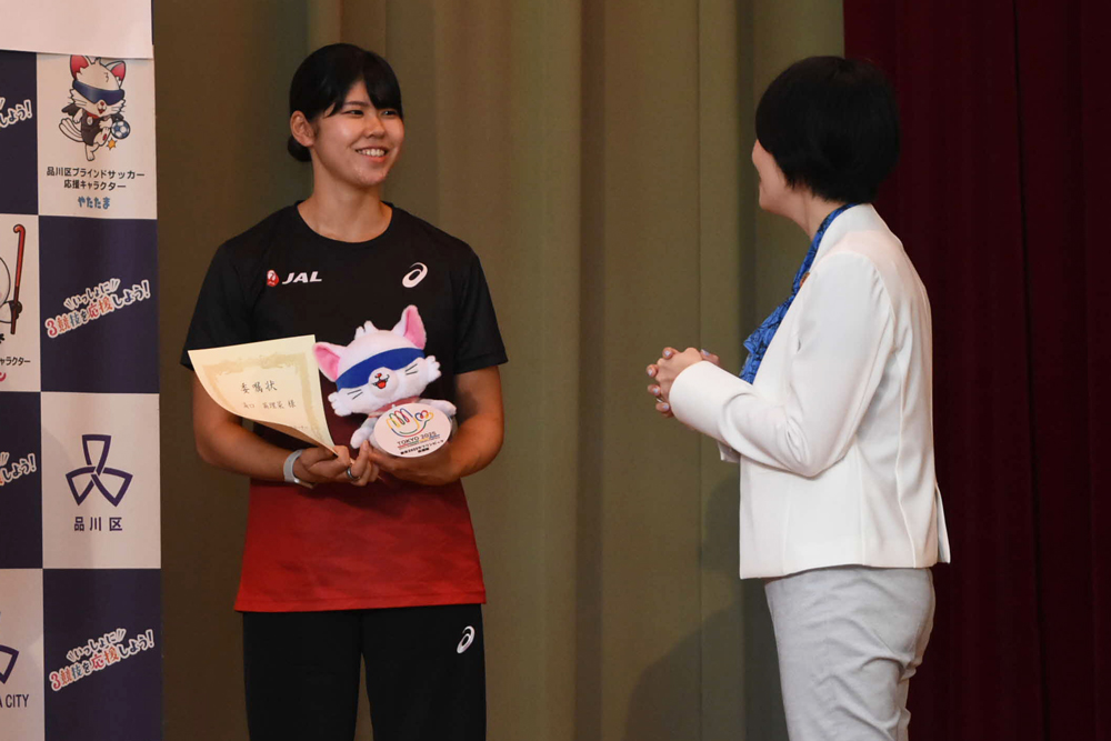 湯口さんと区長がお話している様子の写真
