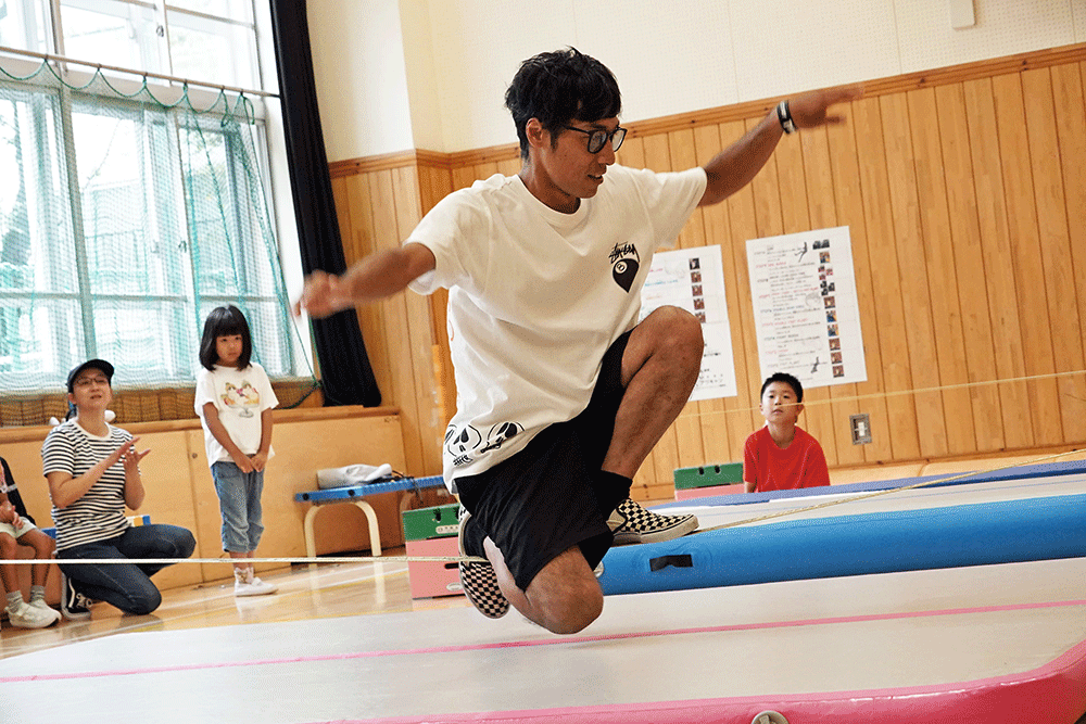 講師がロープにまたがっている写真