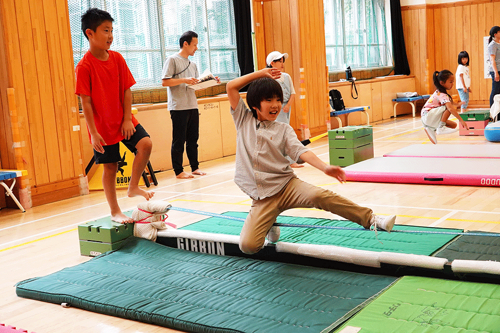 子どもたちが挑戦している写真