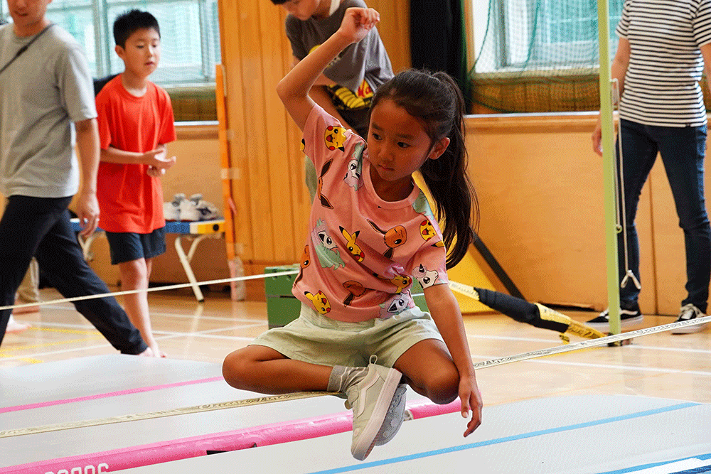 子どもが挑戦しているアップの写真
