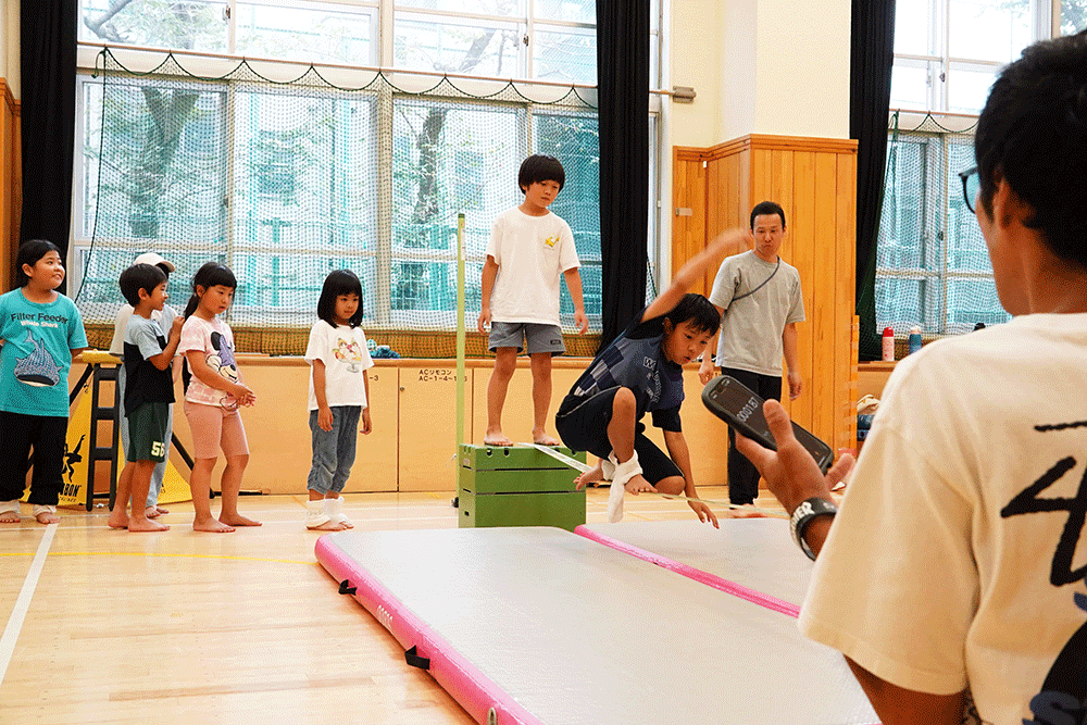 子どもたちが順番に挑戦している写真