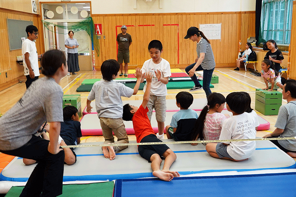 みんなで楽しんでいる写真