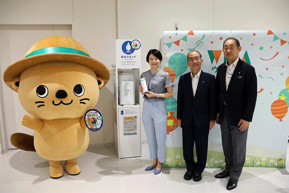森澤区長とウォータースタンド株式会社の方の写真