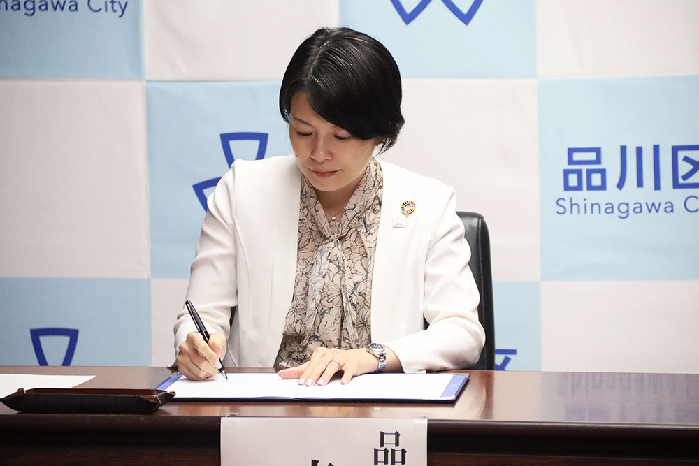 協定書に署名する森澤区長の画像