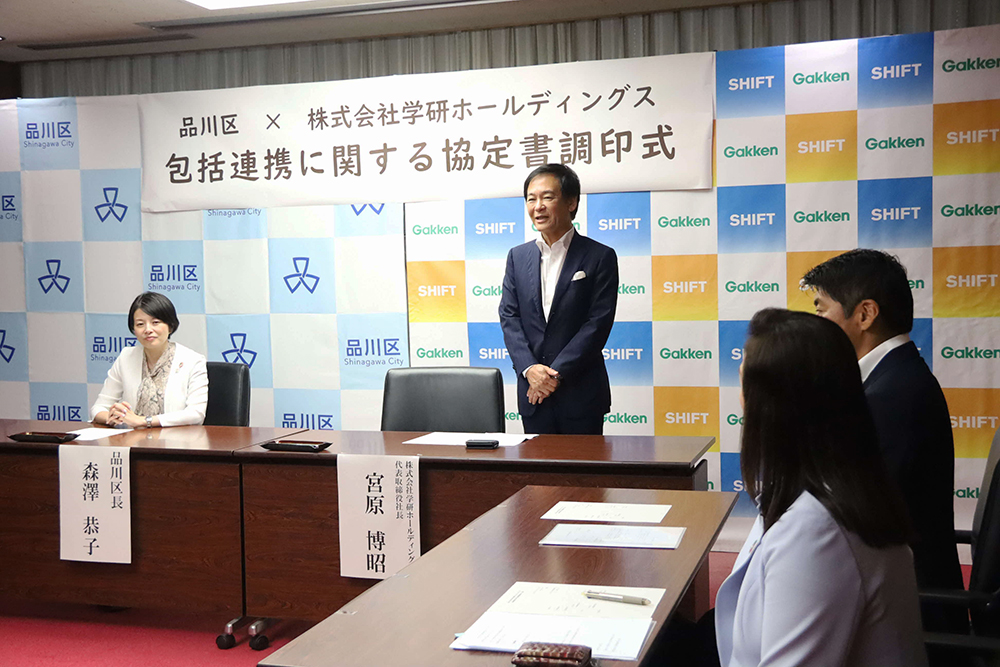 あいさつする協定書に署名する宮原代表取締役の画像