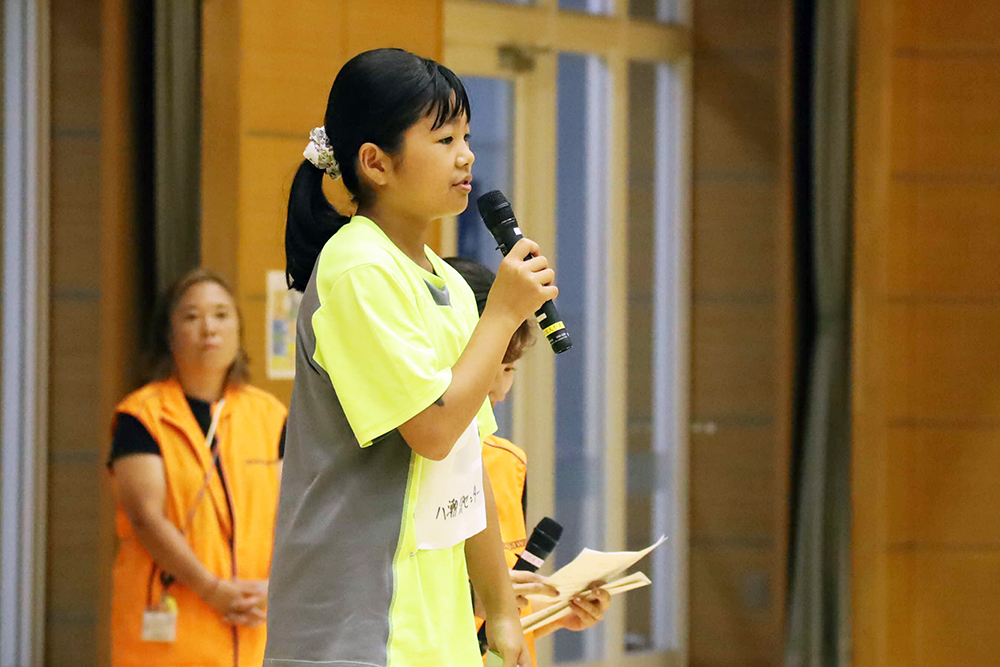 開会宣言する子どもの画像