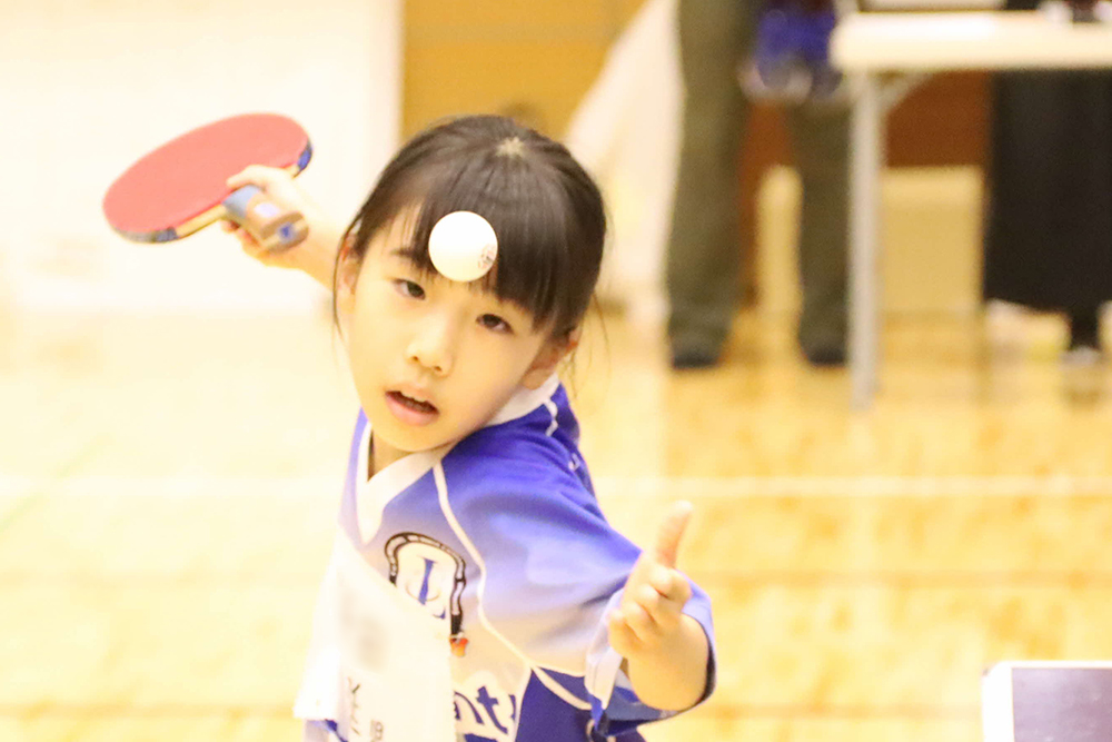 サーブを打つ女の子の画像