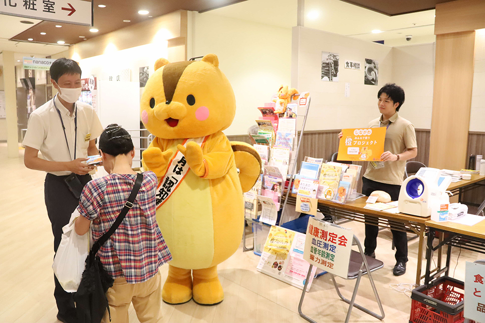 ブースを訪れた方とくるみちゃんの画像
