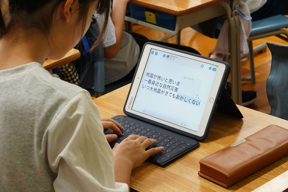 メモを取っている様子の写真