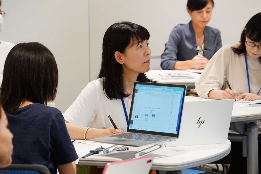 話を聞いている様子の写真