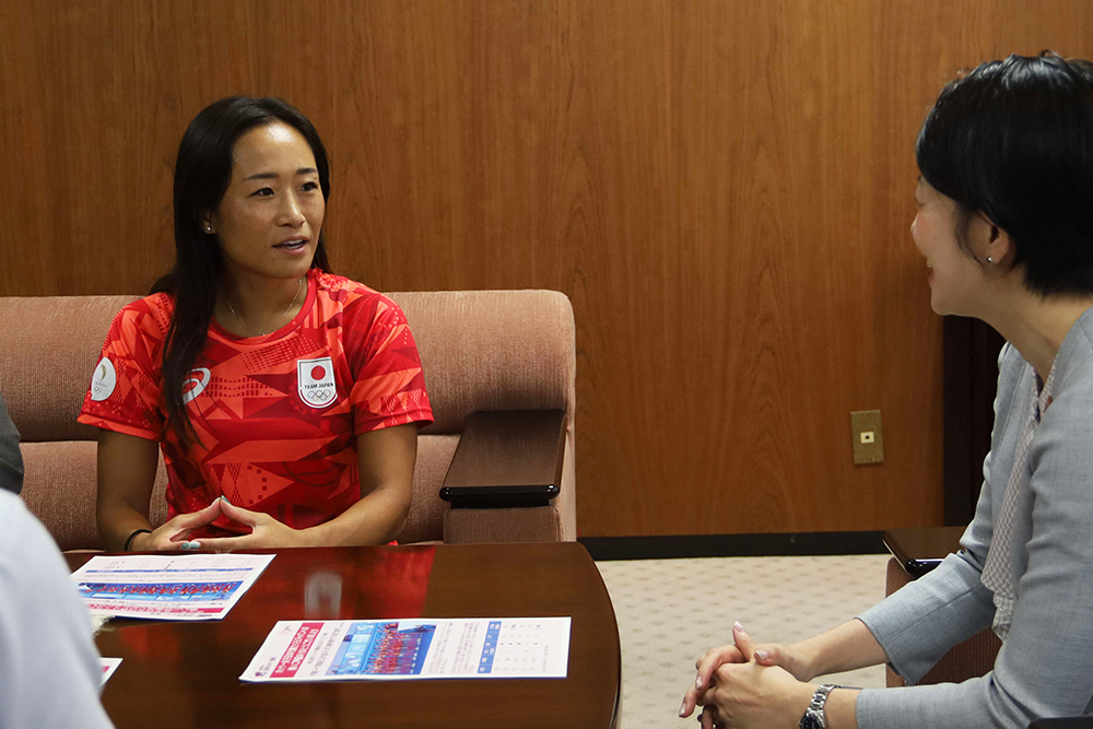 及川栞選手が森澤区長へ話している写真