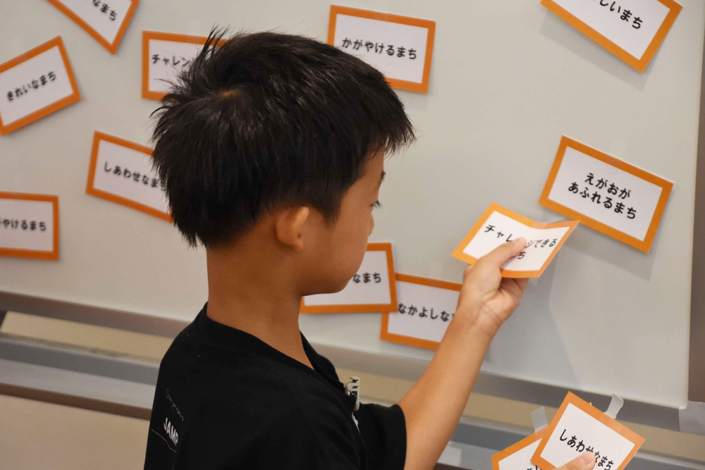 紙を取りに来た子どもの写真