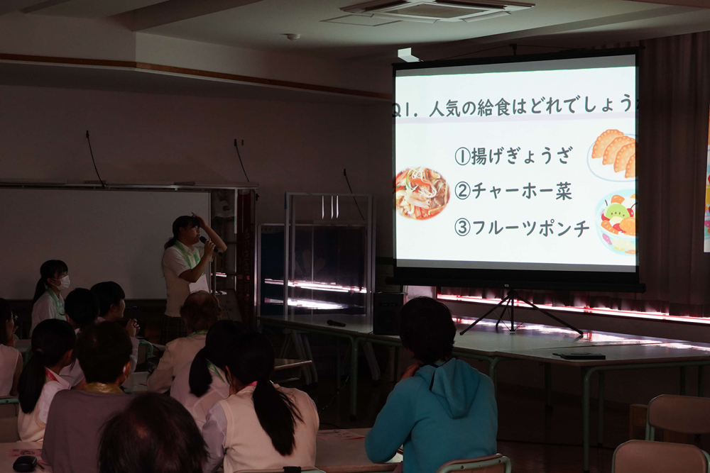 クイズ大会をしている様子の写真