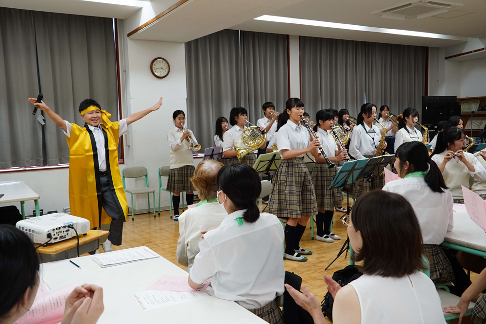 吹奏楽部が発表している様子の写真