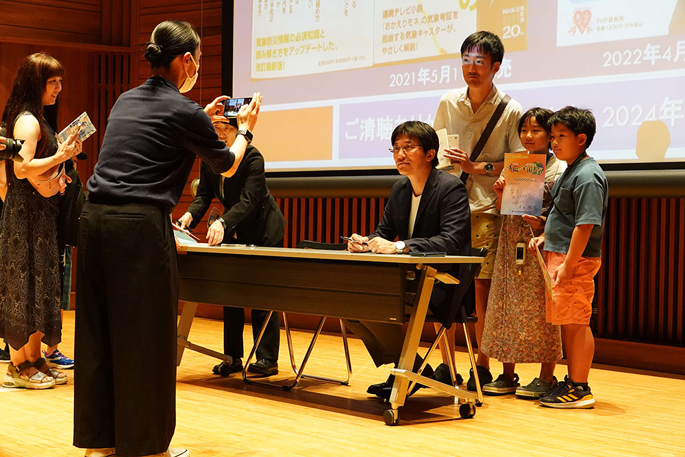 斉田さんと子どもたちが記念撮影をする画像
