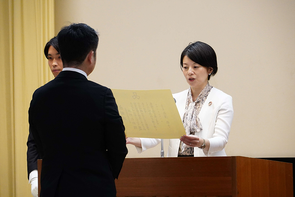 森澤区長が感謝状を渡す画像