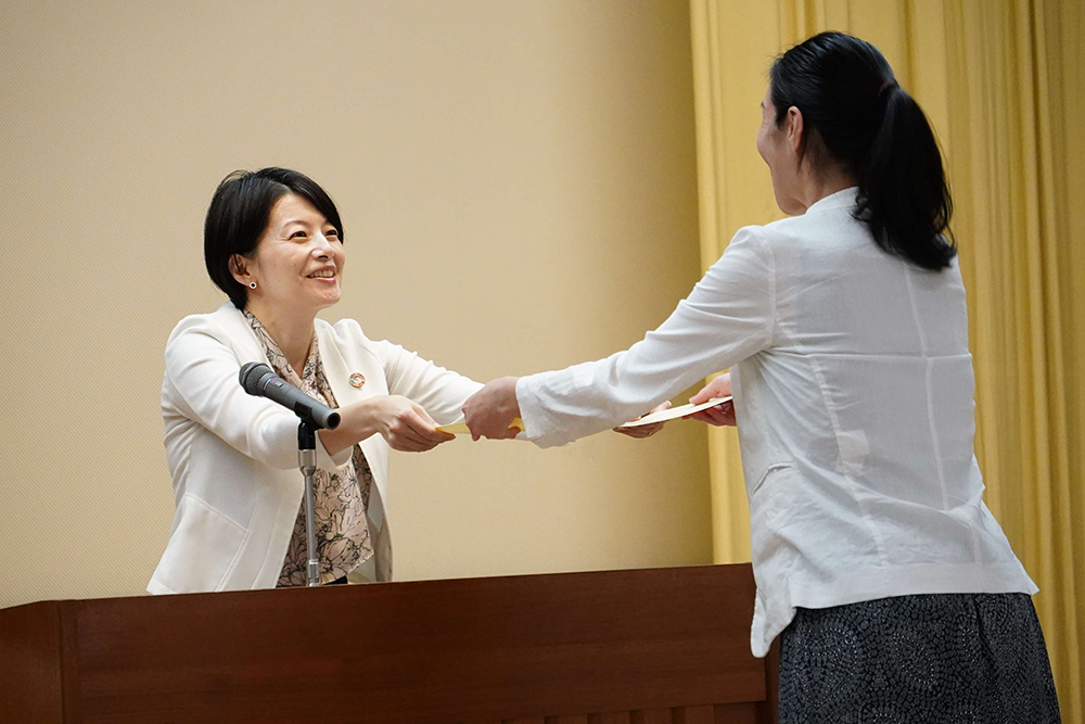 森澤区長が感謝状を渡す画像