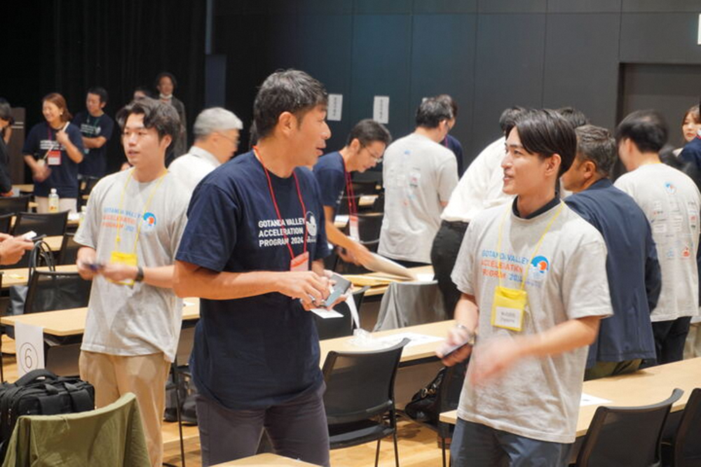 参加者同士で名刺交換をする画像