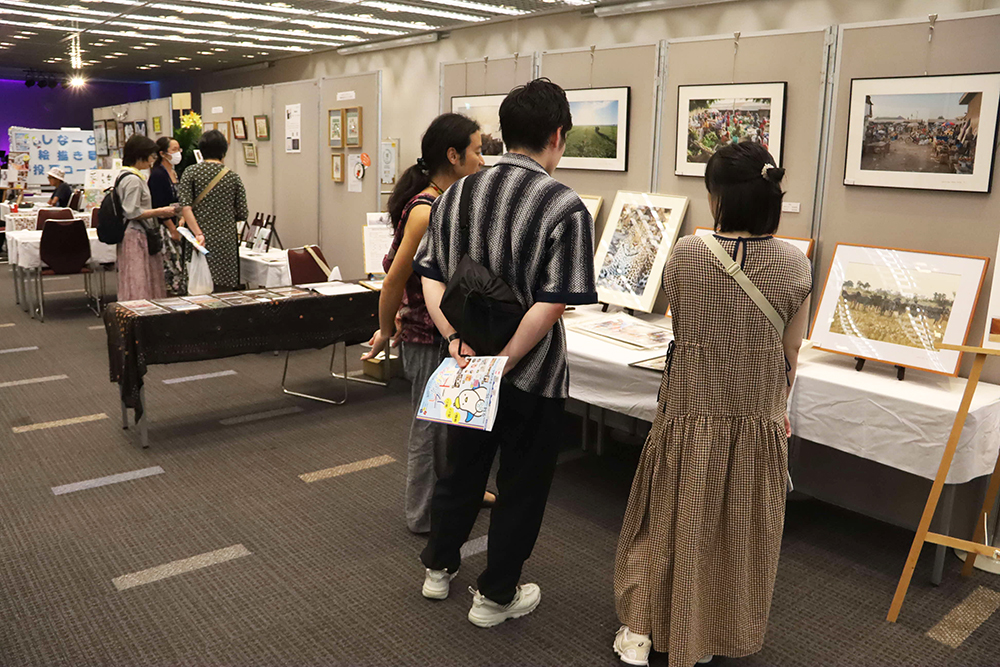 アーティストと来場者が話している画像