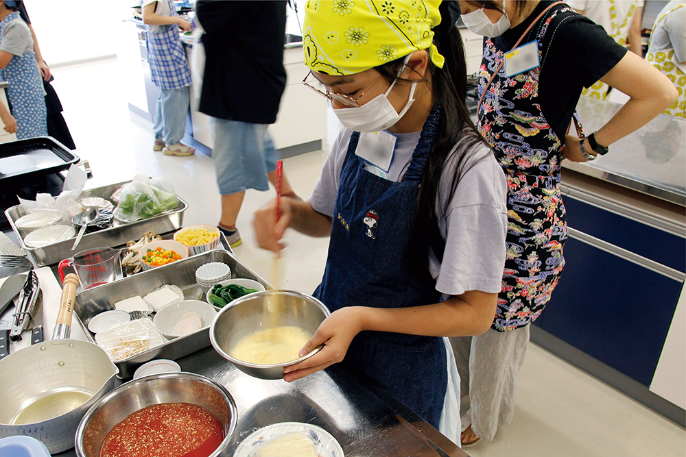 かき混ぜている写真