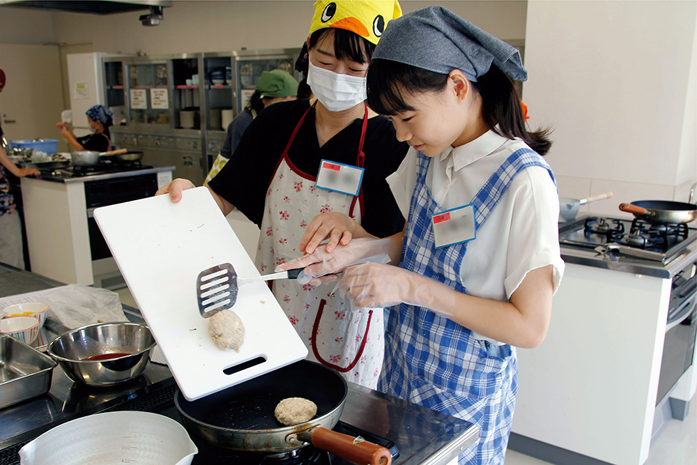 ハンバーグを焼いている写真