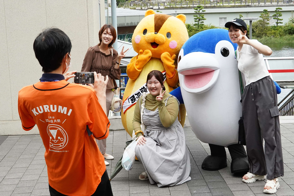 記念写真を撮っている様子の写真