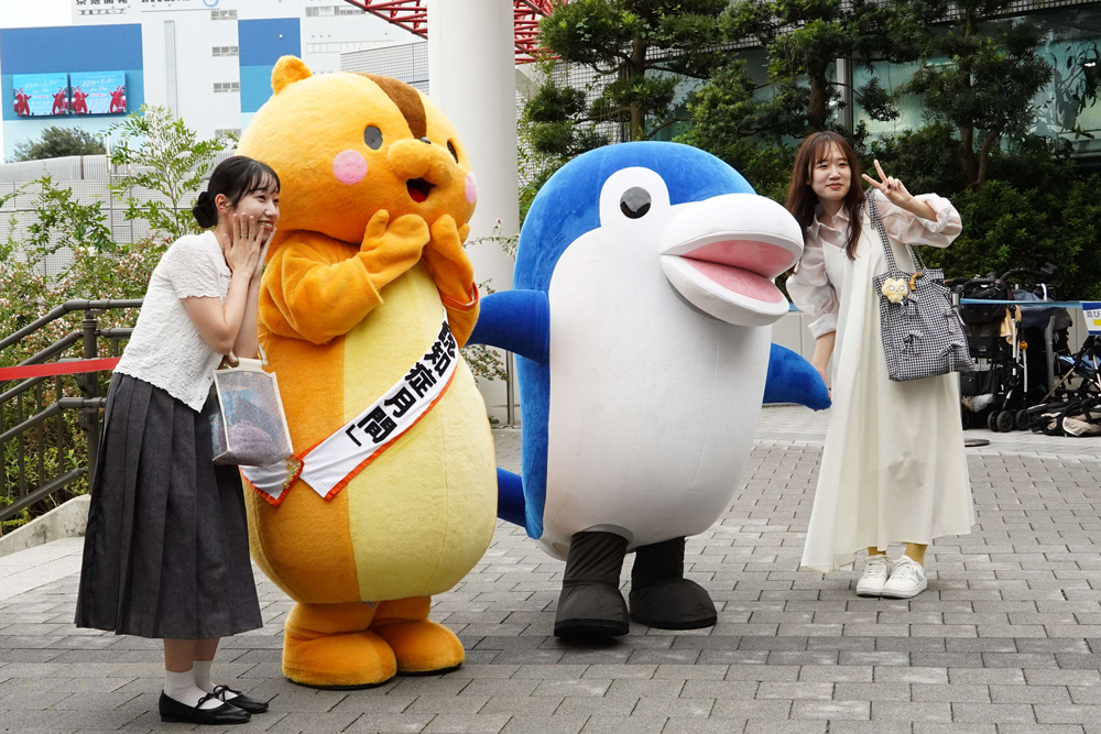 公式キャラクターと記念写真を撮っている様子