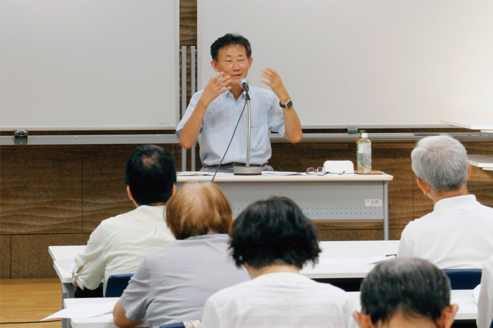 講師が話している様子の写真