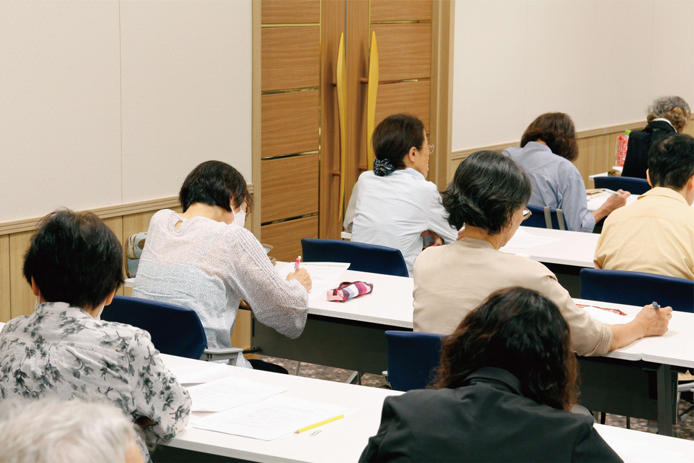 聞いている様子の写真