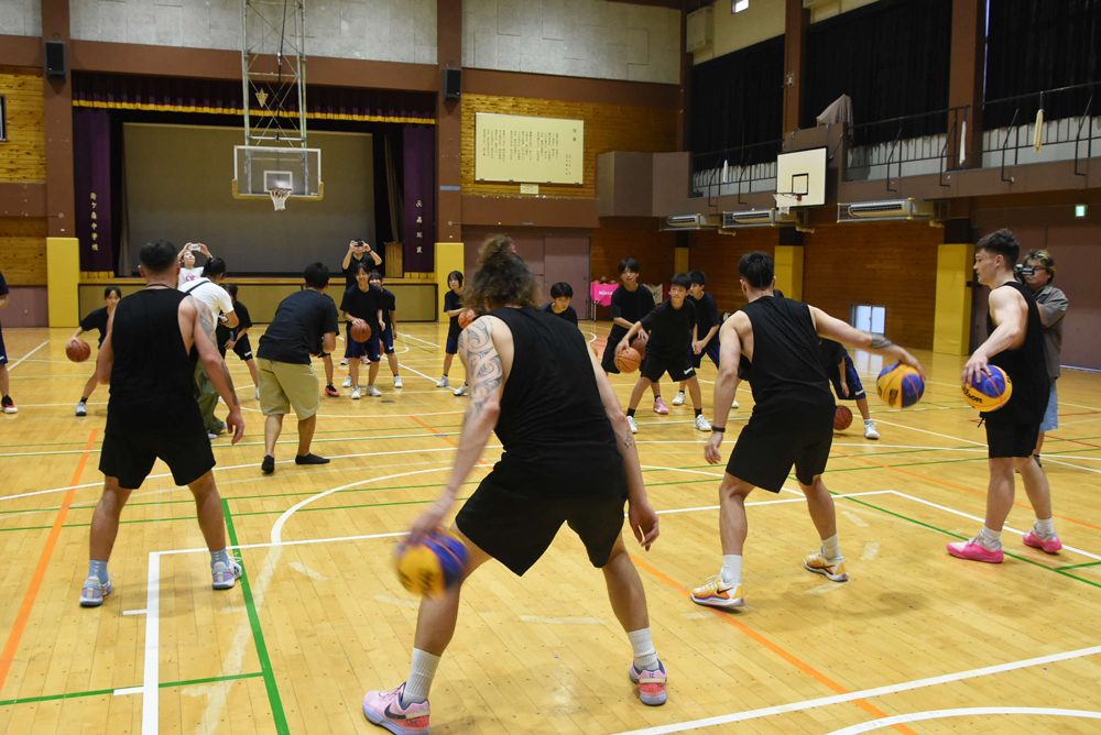 一緒に練習している様子の写真