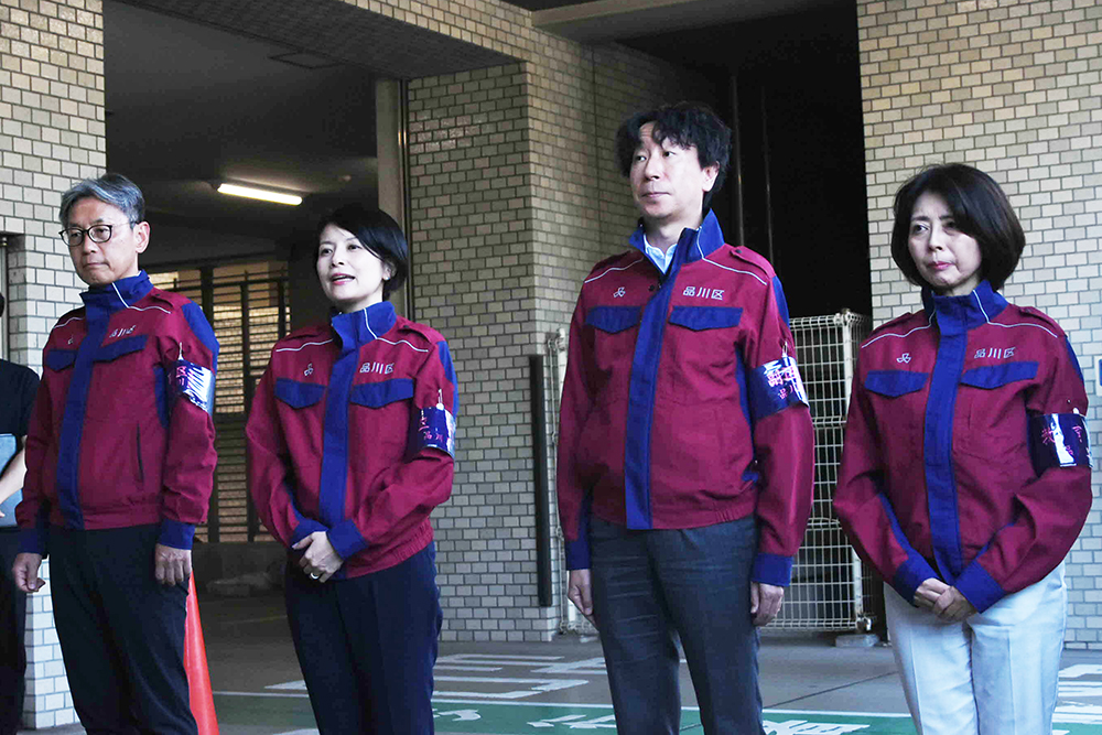 激励する森澤区長らの写真