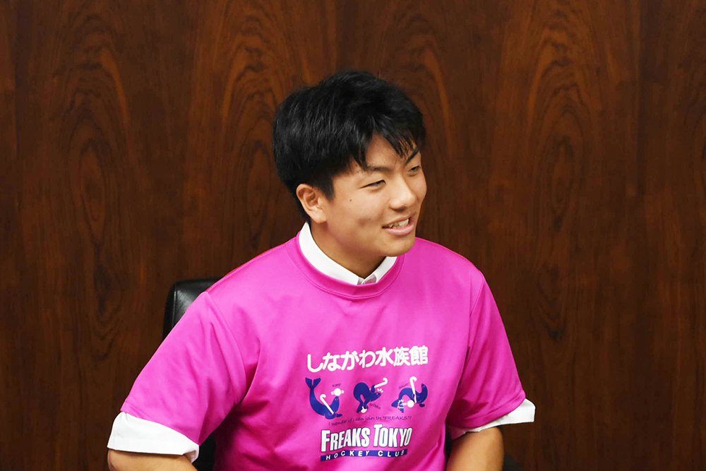 区長へ報告する選手の画像