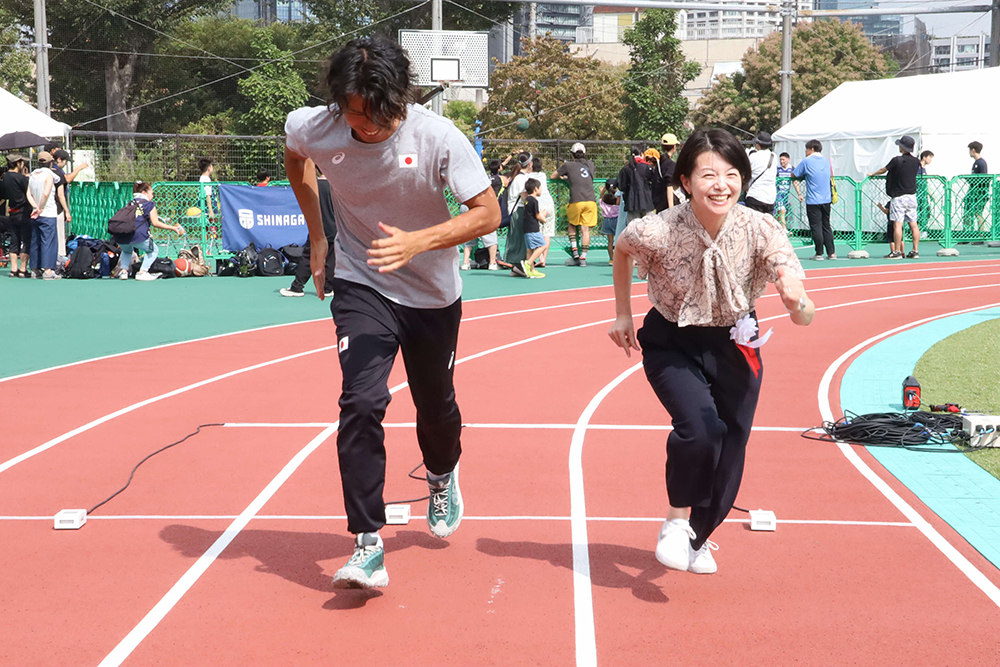 デフ陸上を体験する森澤区長の画像