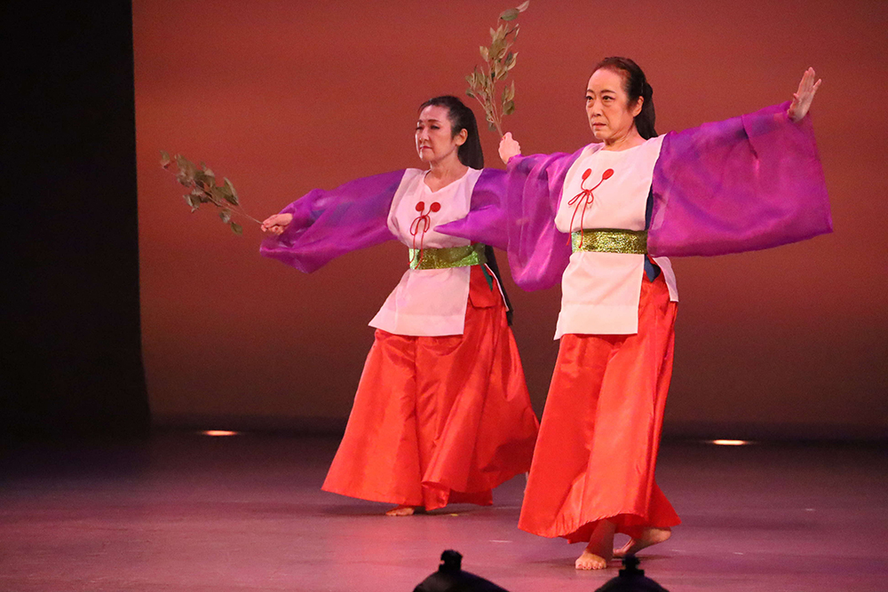 和風のダンスを披露するグループの画像