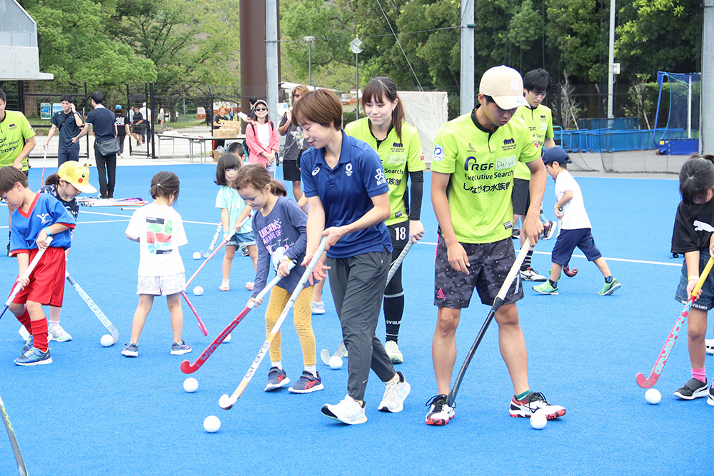 楽しむ藤尾選手と子どもたちの画像