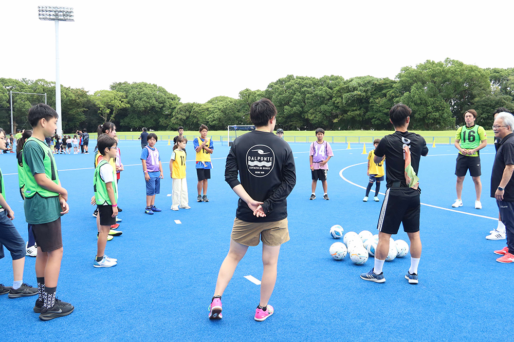 デフサッカーの説明を聞く子どもたちの画像