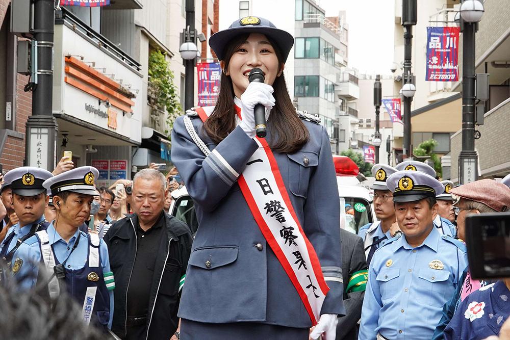 挨拶をする品川警察署の一日署長 潮 紗理菜さん