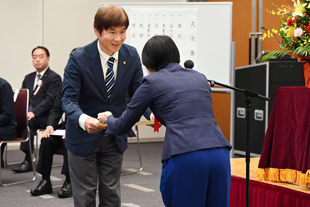 区長より表彰状を授与する様子