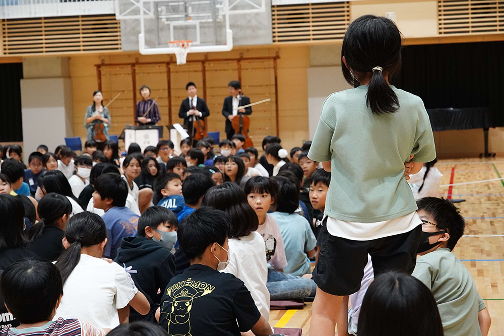 感想を述べる児童の画像