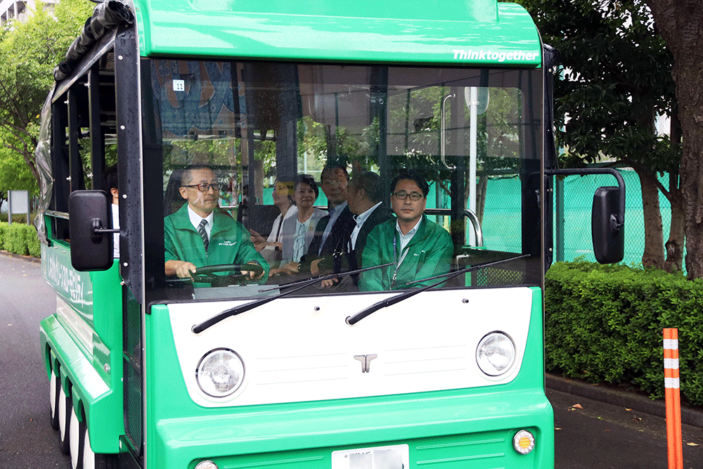 森澤区長などが乗車している写真