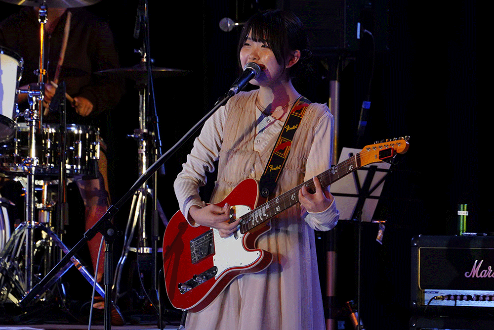 演奏している写真