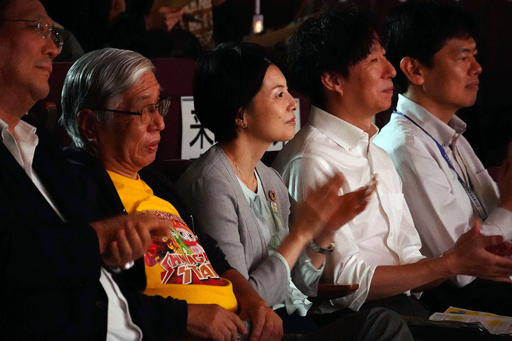 森澤区長が演奏を見ている写真