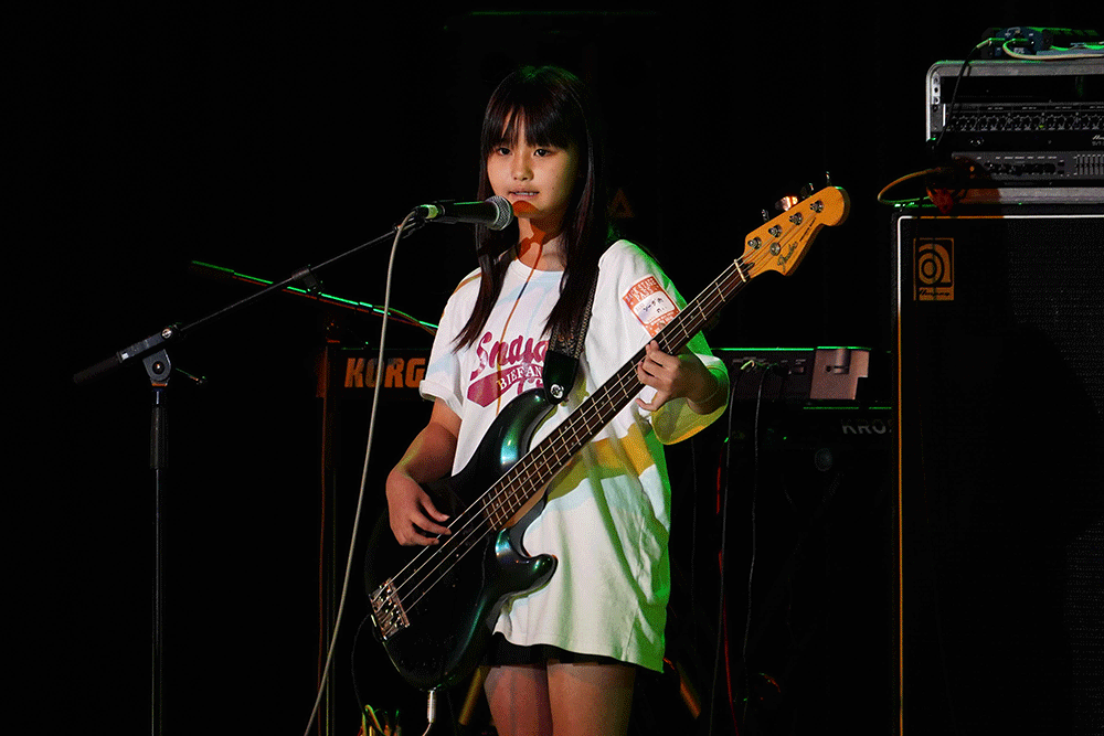ベースを演奏している写真