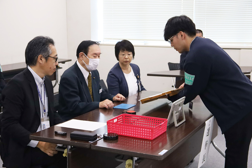 くじを確認する選挙委員の画像